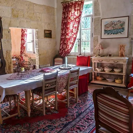 לינה וארוחת בוקר Mas Des Carnassoles 3*