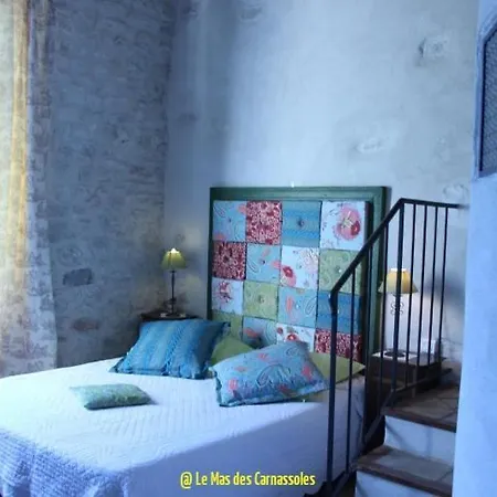 לינה וארוחת בוקר Mas Des Carnassoles 3*